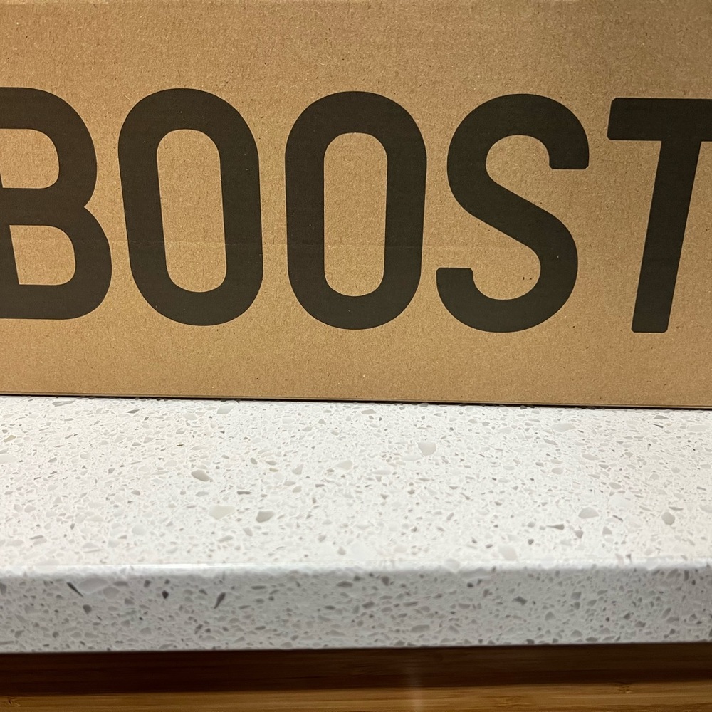 BRAND NEW Yeezy Boost 700 MVN - Picture 3 of 6